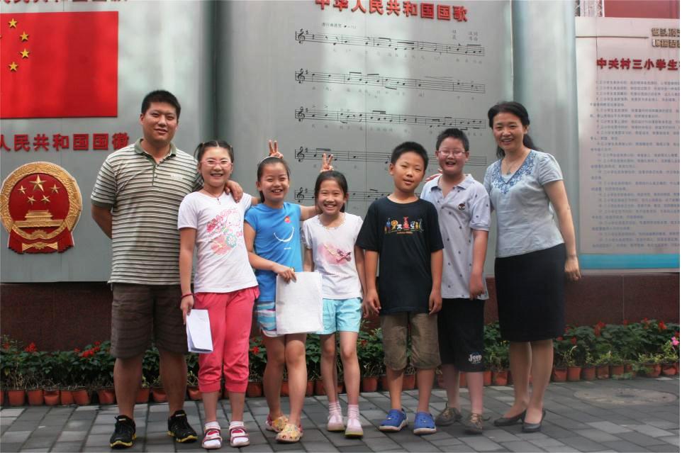 刘校长和我们班读书好的同学合影.jpg